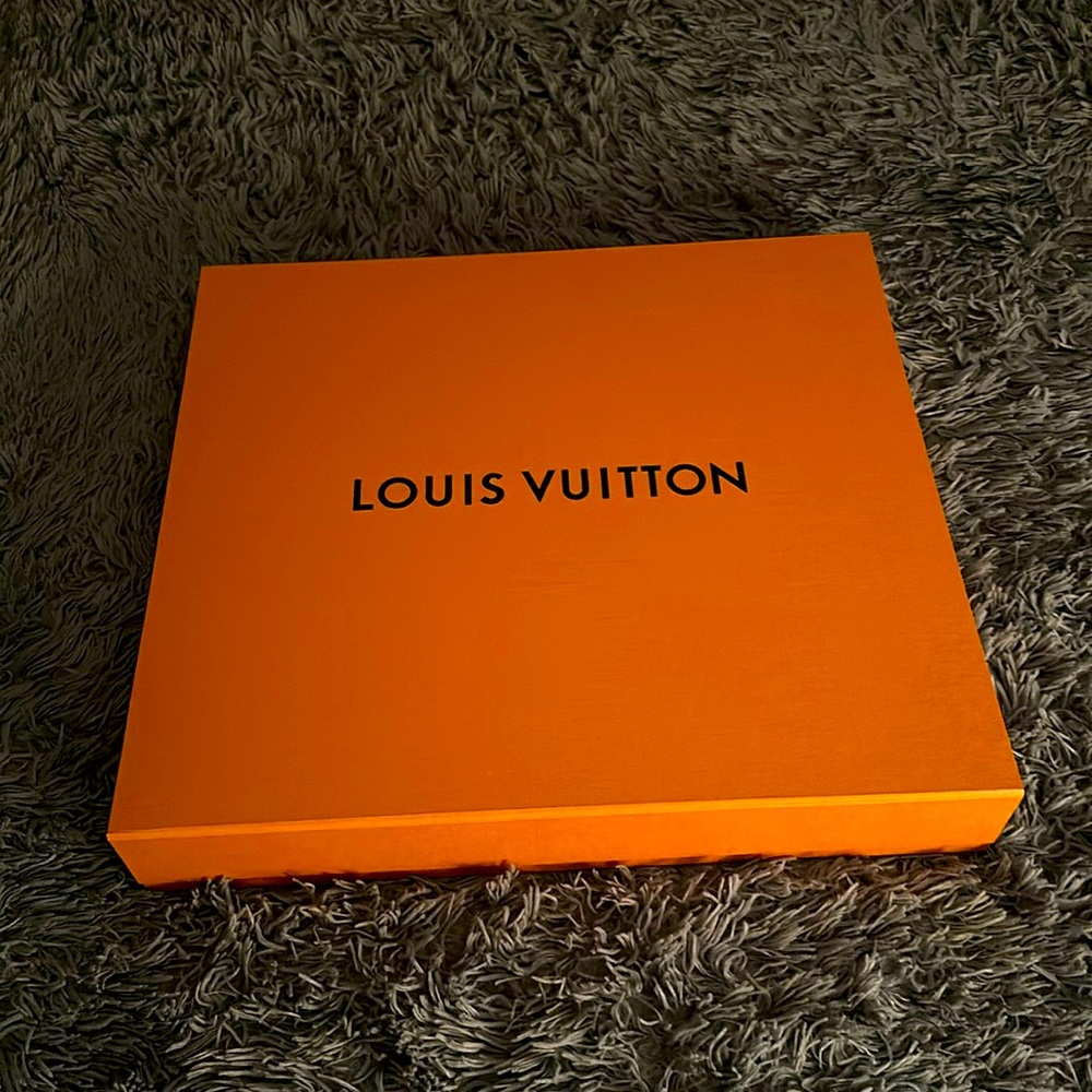 Louis Vuitton magnetic box and dust bag